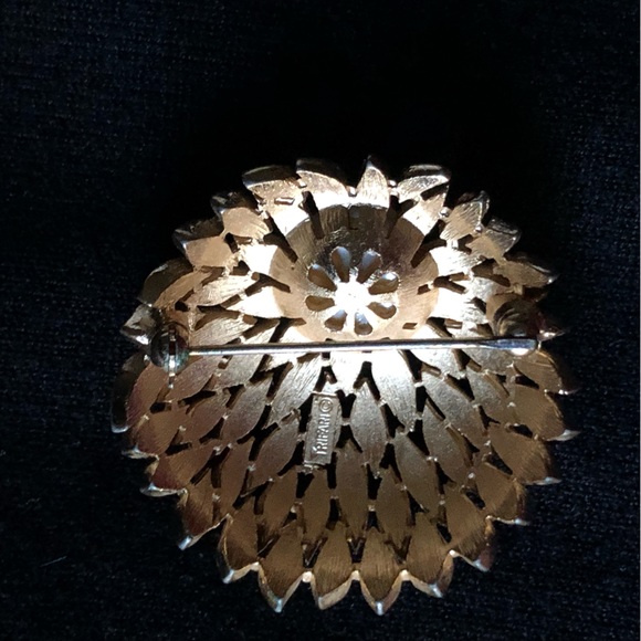 Vintage Crown Trifari Pearl Brooch - Picture 3 of 4